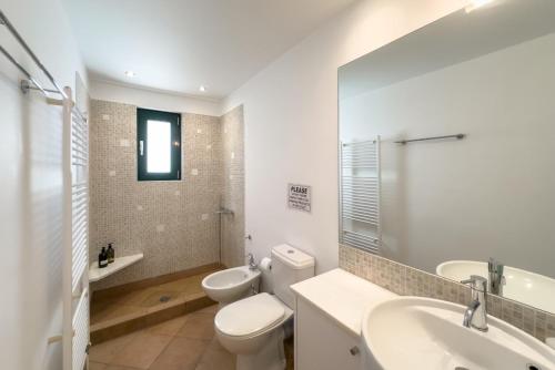 un bagno bianco con un water e un lavandino di villa with great seaview a Ambelón