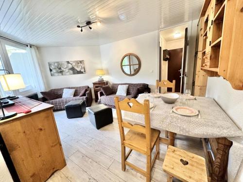 une cuisine et un salon avec une table et un canapé dans l'établissement Résidence Les Fibieres - JOLI T2 PIED DES PISTES, FIBIERES MAE-7371, à Vars
