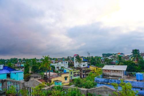 an overview of a city with houses and trees at Risabya Guest House in Gājol