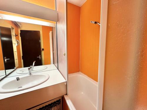 une salle de bain avec un lavabo et une baignoire dans l'établissement Résidence Les Fibieres - JOLI T2 PIED DES PISTES, FIBIERES MAE-7371, à Vars