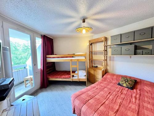 - une chambre avec un lit et des lits superposés dans l'établissement Résidence Les Fibieres - JOLI T2 PIED DES PISTES, FIBIERES MAE-7371, à Vars
