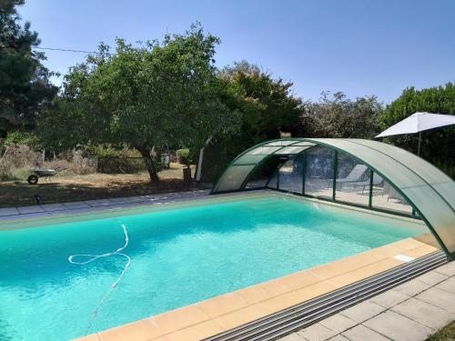 - une piscine avec un couvercle dans l'établissement Family home with pool in Clion, France, à Clion