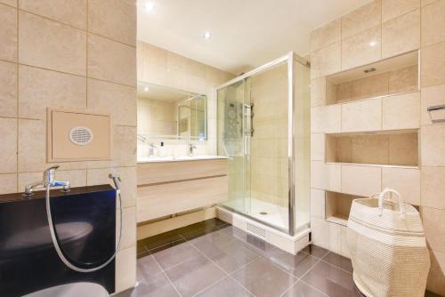 une salle de bain avec douche et lavabo dans l'établissement Beautiful 1 bed flat at La Défense Near Metro 1, à Courbevoie