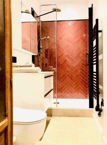 une salle de bain avec toilettes et douche dans l'établissement Maison Spacieuse au Bord du Lez, 5pers, Calme, Wi-Fi, Jardin Privé, Parking Gratuit, à Montpellier