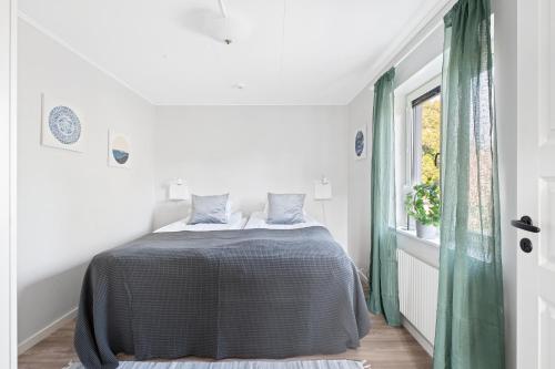 a bedroom with a bed and a window at Uppsala Lägenhetshotell in Uppsala