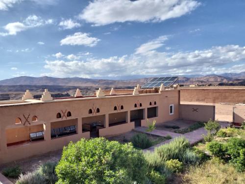 a building in the desert with a solar roof at KASBAH ALTAÏR in Kalaat MGouna