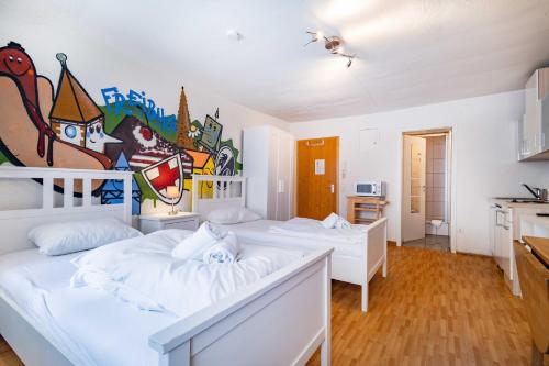 Postel nebo postele na pokoji v ubytování StayInn Apartments City Center