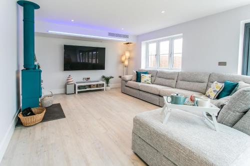 TV a/nebo společenská místnost v ubytování La Flora -Bracklesham Bay