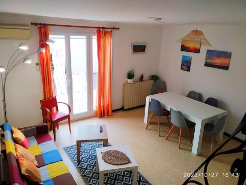 un salon avec un canapé et une table dans l'établissement Maison proche des plages et du marché de Noël, à Alénya