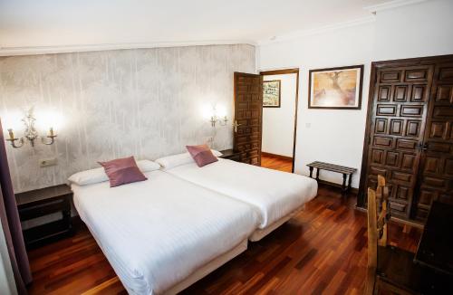 Katil atau katil-katil dalam bilik di Hotel Conde Rodrigo II by eme hoteles