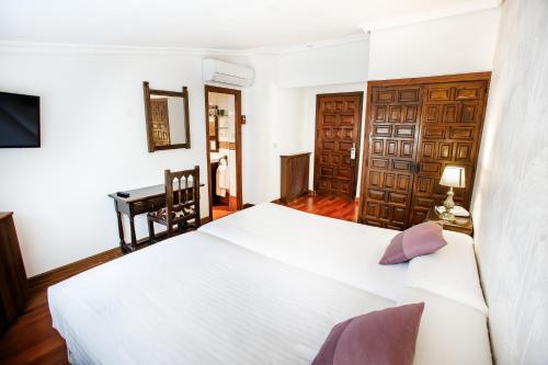 Katil atau katil-katil dalam bilik di Hotel Conde Rodrigo II by eme hoteles