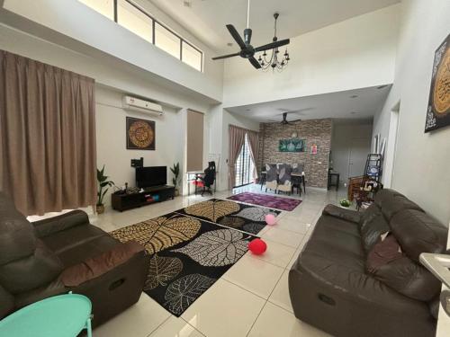 Χώρος καθιστικού στο UmarHarraz Homestay#Malay Family Staycation#PEACEFUL AND SPACIOUS#NETFLIX N YOUTUBE#POOL FOR KIDS