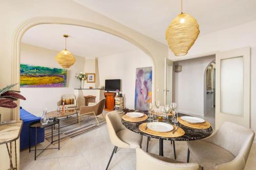 un salon avec une table et des chaises de salle à manger dans l'établissement Belle époque, à Beausoleil