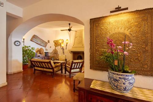 a living room with a vase of flowers on a table at Hotel Punta Est in Finale Ligure