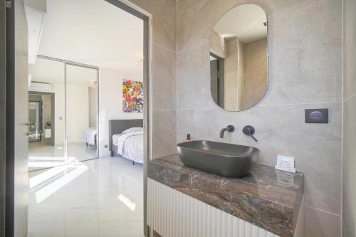une salle de bain avec un lavabo et un miroir dans l'établissement Coco - Spacieux - Luxueux - VCA, à Cannes