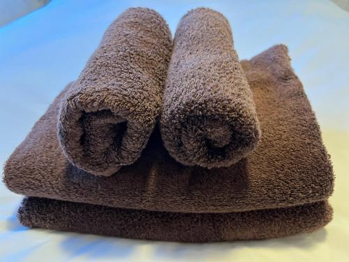 a towel that has two large towels on it at Cozy inn 西品川101 in Tokyo