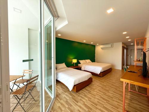 Postel nebo postele na pokoji v ubytování Plernpetch Hotel