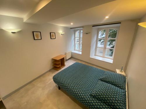 une chambre avec un lit et une fenêtre dans l'établissement appart 8 -les moulins, à Cherbourg en Cotentin