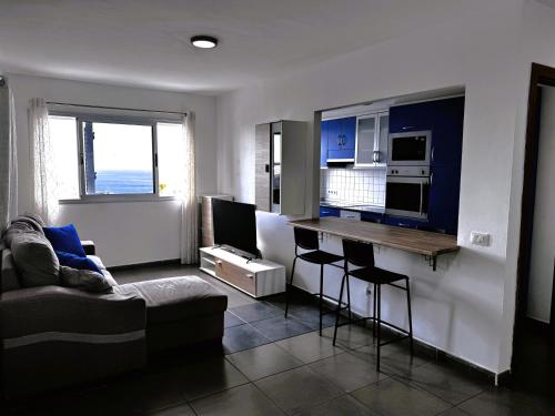 Televisyen dan/atau pusat hiburan di Vivelorural comfy apartment wifi & beach -Gáldar