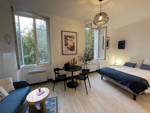 Postel nebo postele na pokoji v ubytování Les Platanes du centre ville