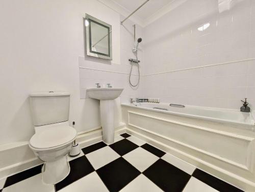 Bilik mandi di Charming 2-Bedroom Flat With Parking