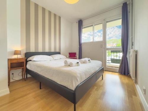 une chambre avec un lit avec deux serviettes dessus dans l'établissement Le Montfleury by Winsome Destination, à Cannes