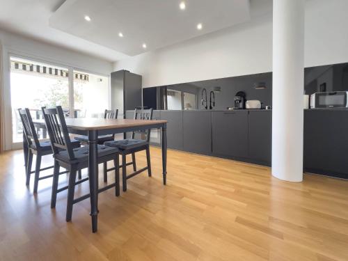 une cuisine et une salle à manger avec une table et des chaises dans l'établissement Le Montfleury by Winsome Destination, à Cannes