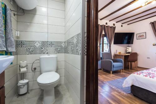 Ένα μπάνιο στο Villa Viara