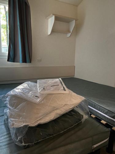 - un lit recouvert de plastique dans une pièce dans l'établissement Camping Coeur de Vendée, la Boissière de Montaigu, à La Boissière-de-Montaigu