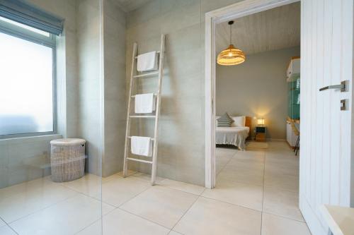 a bathroom with a walk in shower and a mirror at Villa dei Venti in Qala