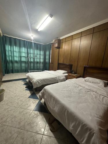 Postel nebo postele na pokoji v ubytování QinFu HOTEL