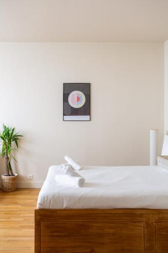 - une chambre avec un lit doté d'un matelas blanc dans l'établissement The Charming Saint Honoré, à Paris