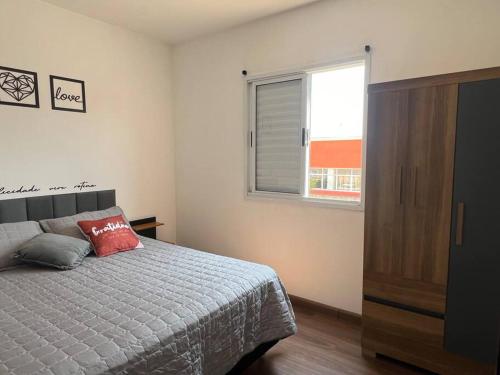 a bedroom with a bed and a window at Sinta-se em casa! in Sorocaba