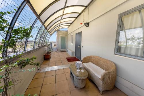 a conservatory with a couch and a table at Abacus Hotel in Sesto San Giovanni