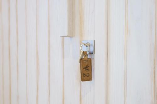 a padlock on a white door with at Villa dei Venti in Qala