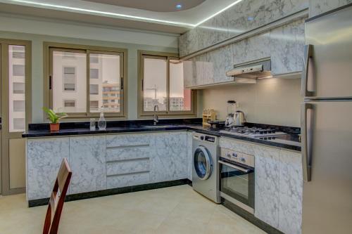 Il comprend une cuisine équipée d'une cuisinière et d'un lave-vaisselle. dans l'établissement Welcome to Timitar, Your Home 6!, à Agadir