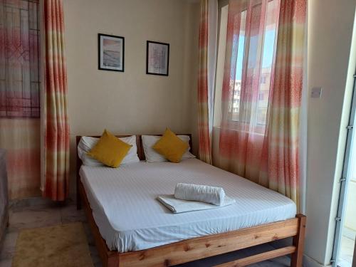 Katil atau katil-katil dalam bilik di Havy Homes Studio Apartment Bamburi