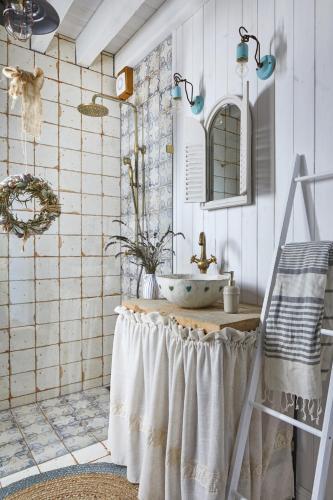 a bathroom with a sink and a chair at Miejscówka nad Morzem in Ciekocino