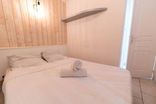 - un lit blanc avec une serviette dans l'établissement Charmant 2P, quartier du Port, Nice, à Nice