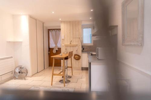 - une cuisine avec une table au milieu d'une pièce dans l'établissement Charmant 2P, quartier du Port, Nice, à Nice