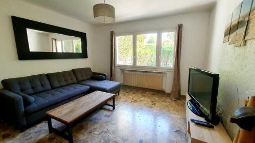 Bas de villa avec piscine