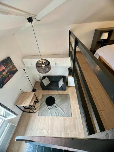 - une vue de tête sur une chambre avec un lit dans l'établissement Le Duplex Toulousain - Tram Métro - Centre ville, à Toulouse