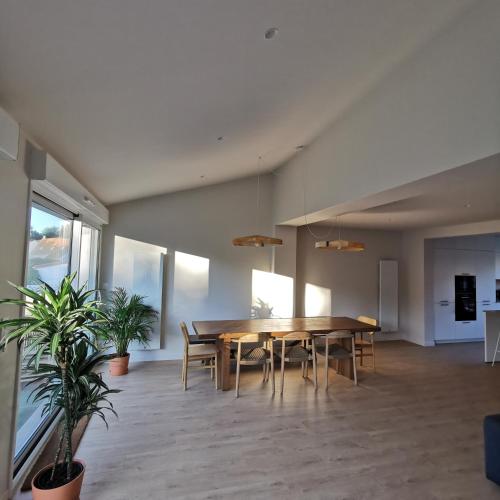 une salle à manger avec une table et des chaises en bois dans l'établissement Villa WITSANDS, à Wissant