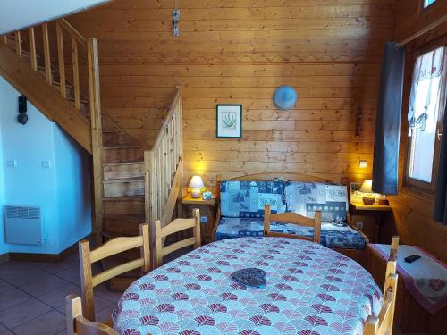 une chambre avec un lit dans une pièce en bois dans l'établissement Appartement 2 pièces + mezzanine, balcon, 6 pers, Plagne Soleil, près des pistes - FR-1-351-151, à La Plagne Tarentaise