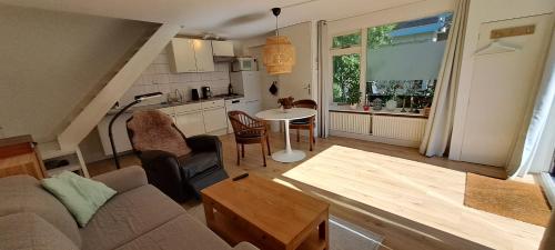 a living room with a couch and a table at zilvermeeuw in Bergen aan Zee
