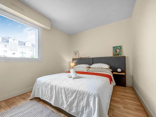 une chambre avec un grand lit et une fenêtre dans l'établissement Pause Paisible à Rueil-Malmaison, à Rueil-Malmaison