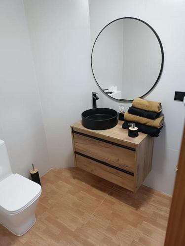un baño con lavabo y espejo en El apartamento de Isa, en María