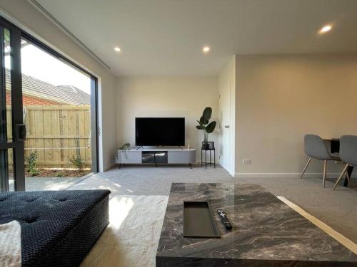 TV a/nebo společenská místnost v ubytování Stylish 2 Bed Retreat Close to CBD With Parking