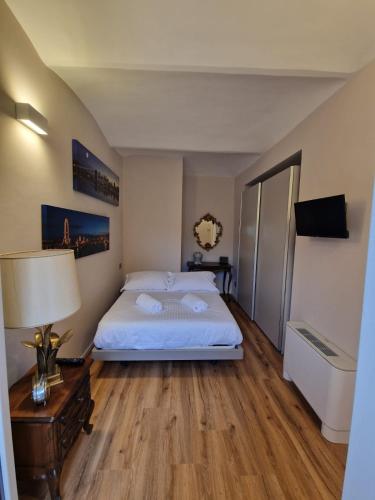 a bedroom with a bed and a table with a lamp at SOGNANDO NEL ROERO - Guest House in Montaldo Roero
