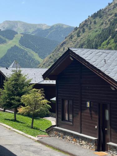 a small building with a mountain in the background at Exclusiva Cabaña en Incles - Vistas al Valle & Pistas de Ski Grandvalira - Free Parking in Canillo